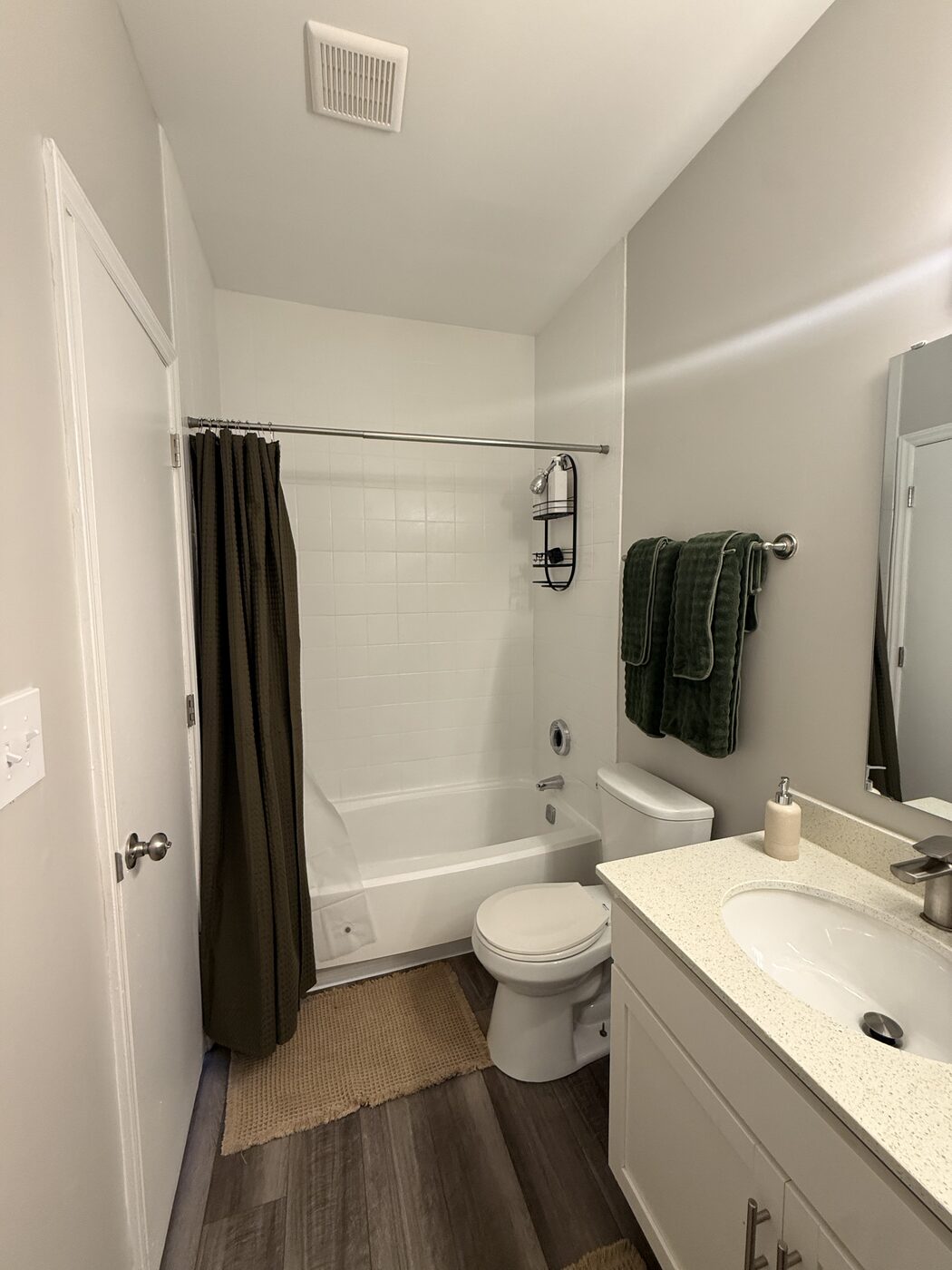 Tub and shower with towels
