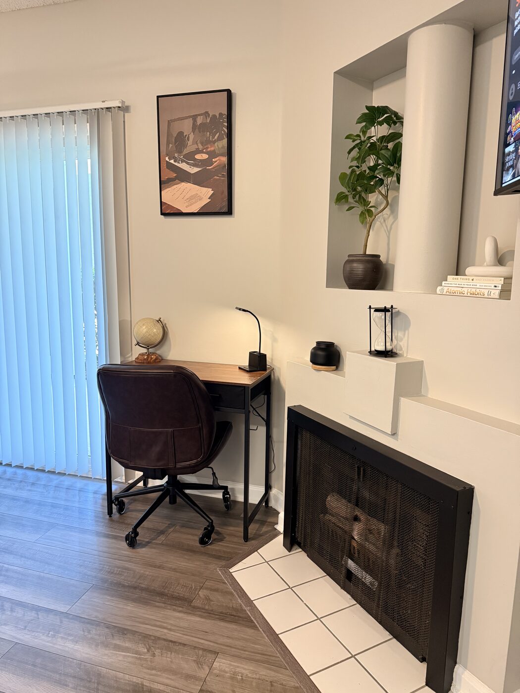 Desk workspace with fireplace and decor niche